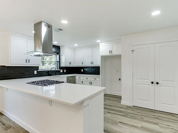 3rd image of 307 Dogwood Dr