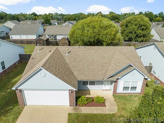 2nd image of 147 W Fairlane Dr