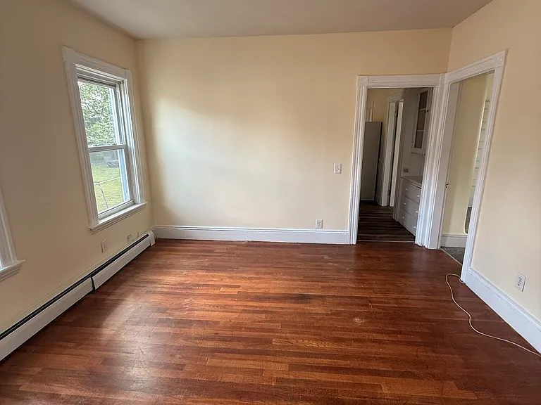  153 Woodbine St 1stFlr 2Bed NEWFlooring NEWPaint NOPets Storage Prkg — Photo 15