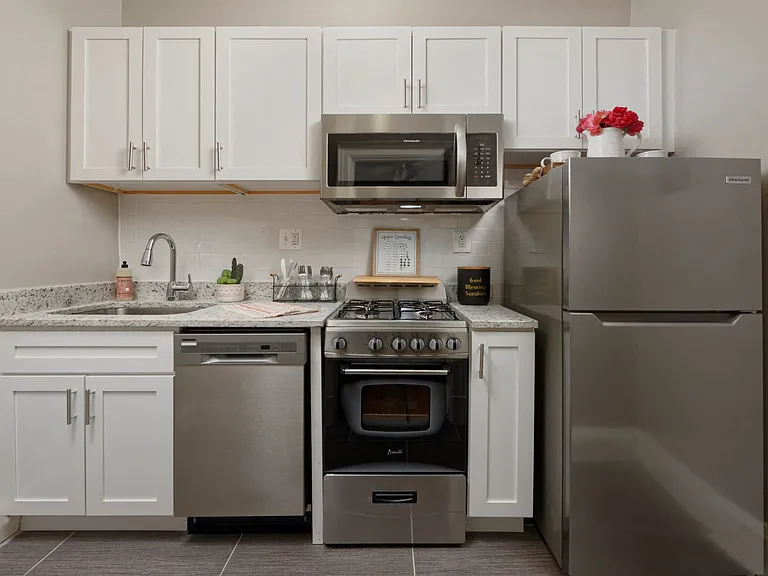 Kitchen (staged)