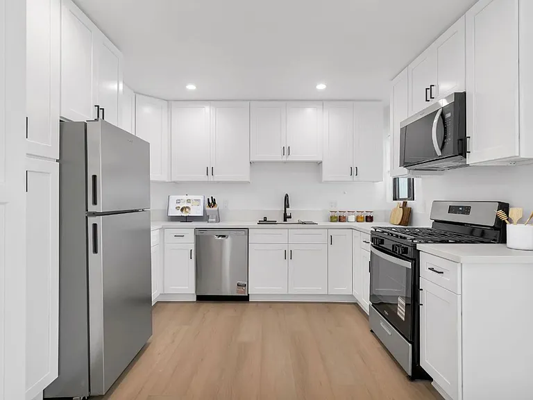 Green Hill Apartments — Photo 38