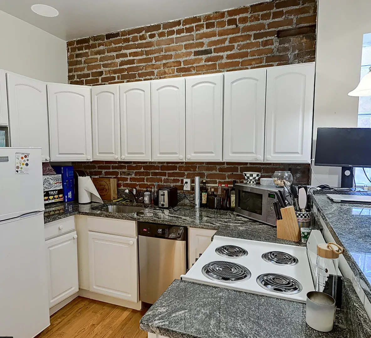 Charming North End 2-Bed with AC & No Broker Fee! — Photo 4