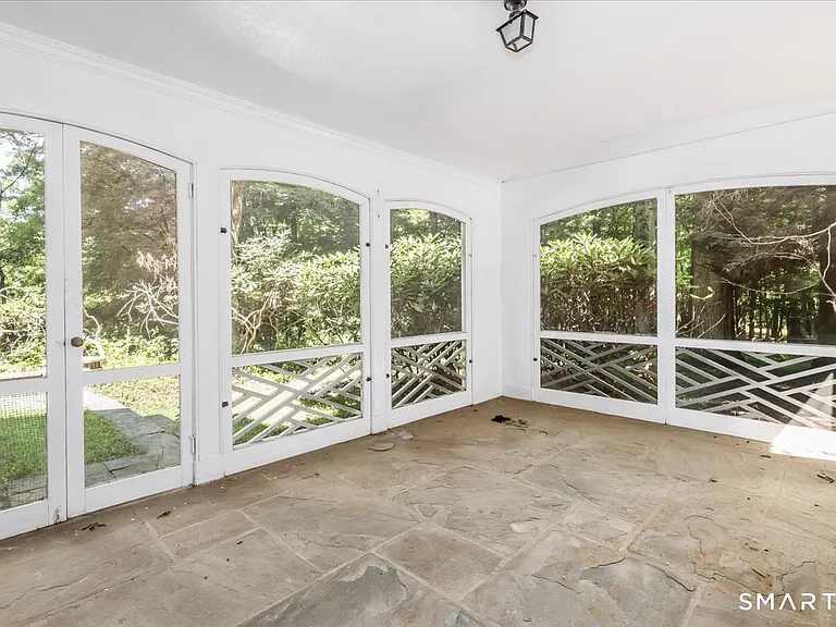 611 Westover Rd — Photo 10