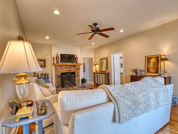 5th image of 219 E 11th St SE