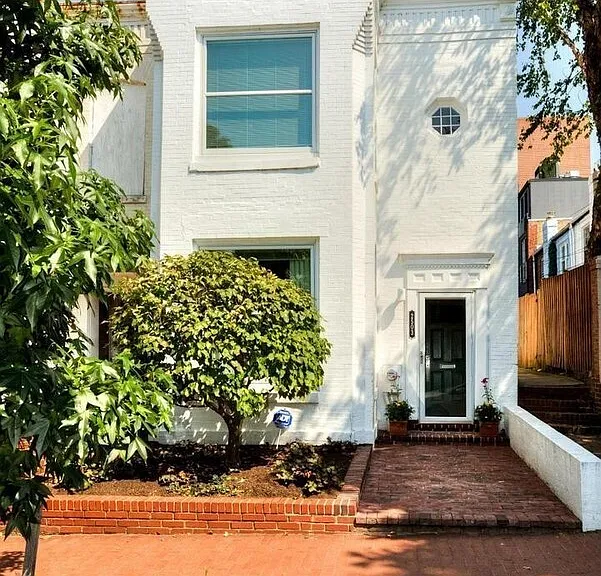 2503 I St NW — Photo 1
