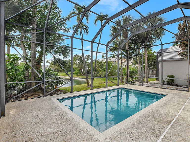 21391 Millbrook Ct — Photo 40
