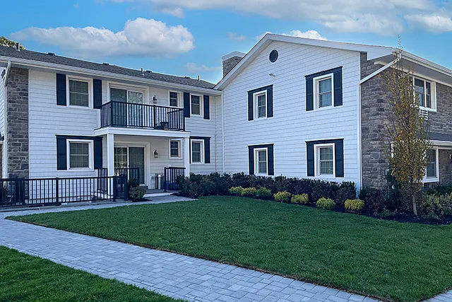 Fairfield Townhouses At Massapequa — Photo 2