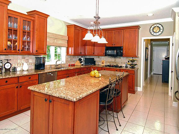 4th image of 32 Strauss Dr