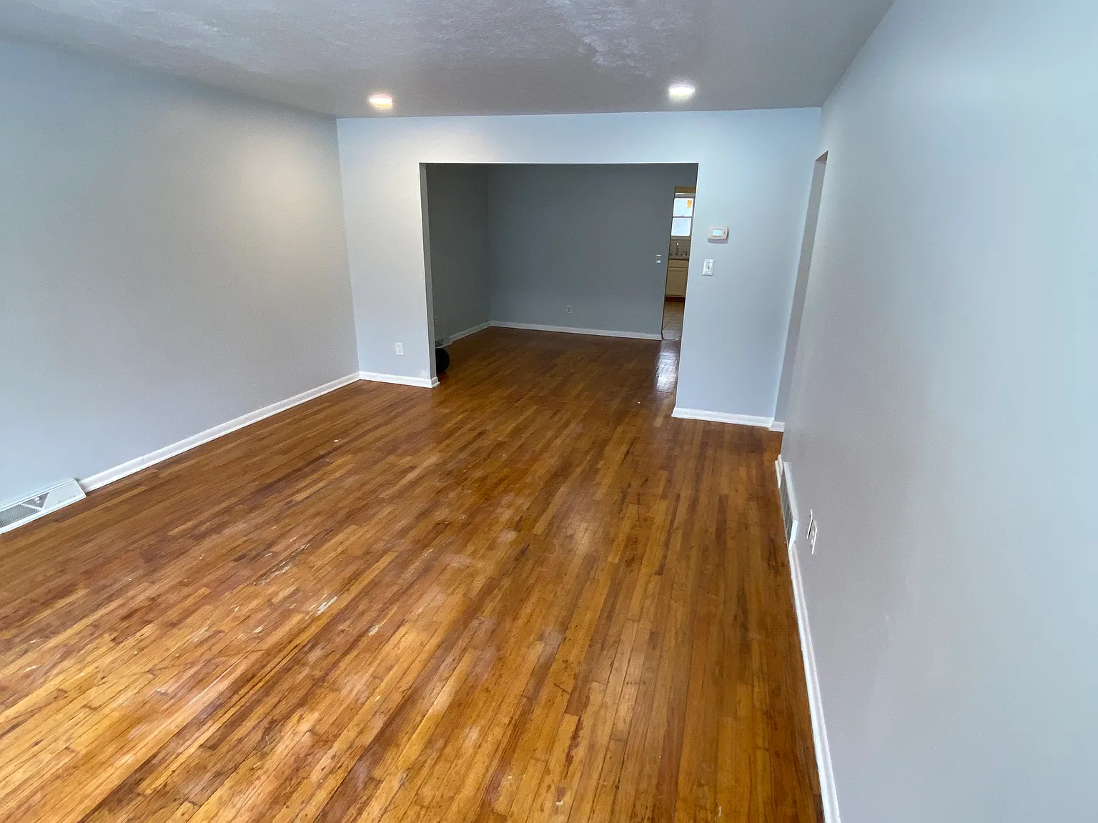 3 bed, 1.5 bath, 1300 sqft, $1,800 — Photo 2