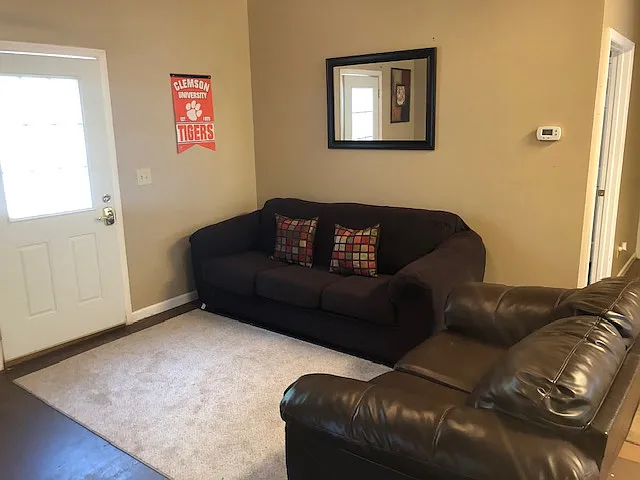 3 bed, 1.0 bath, $1,334 — Photo 3