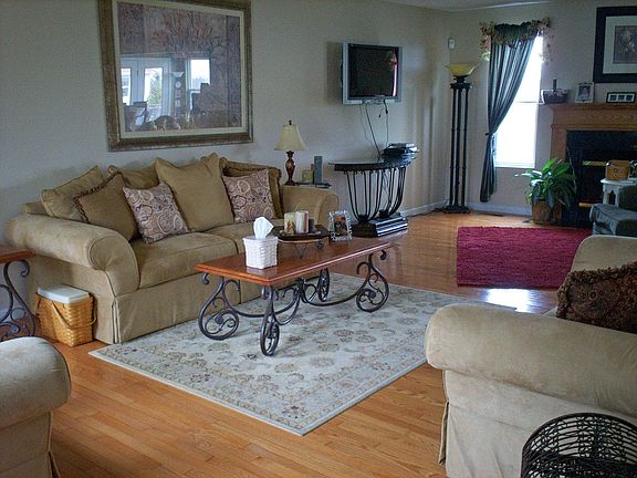 5th image of 109 Governors Hill Ct
