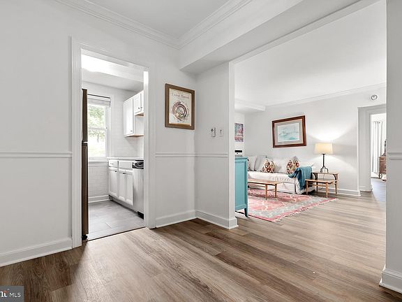 4th image of 922 S Washington St APT 111