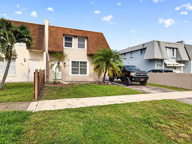 5424 SW 44th Ter — Photo 1