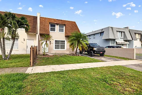 5424 SW 44th Ter Photo 1