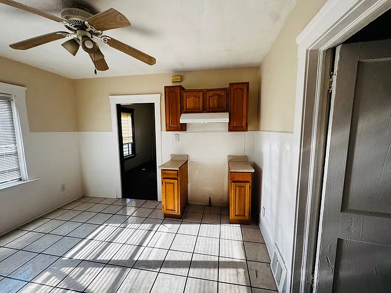14012 Glendale Ave — Photo 19