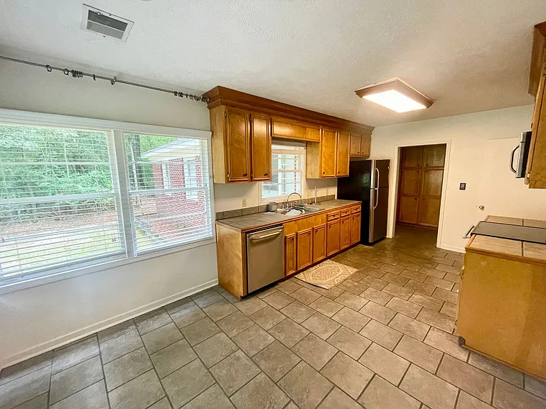 410 E Gov St — Photo 10