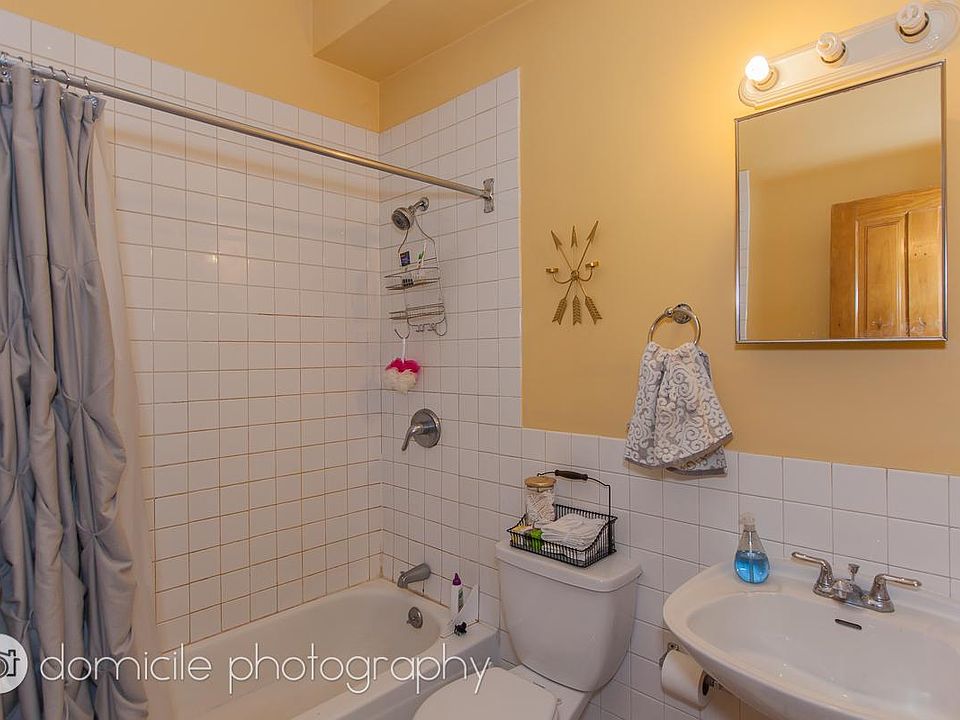 1st image of 1028 N Winchester Ave APT 3R