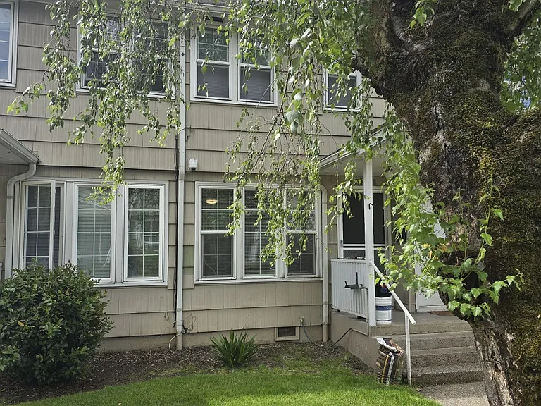 441 NE Winchester St — Photo 2
