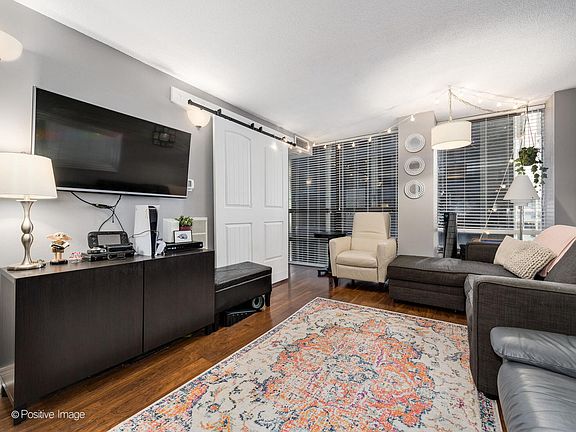 4th image of 230 E Ontario St APT 503