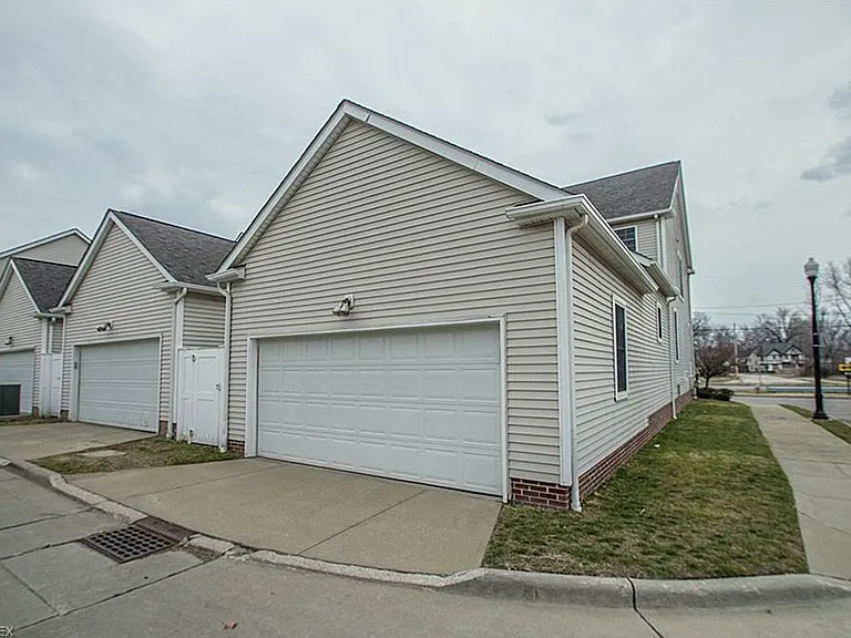 8430 Chester Pkwy — Photo 33