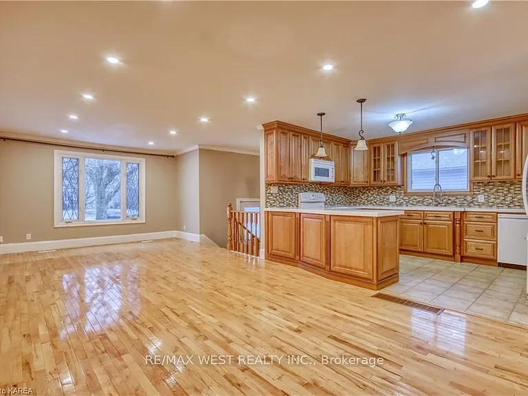 24 Bernadette Ct #MAIN FLOOR — Photo 7