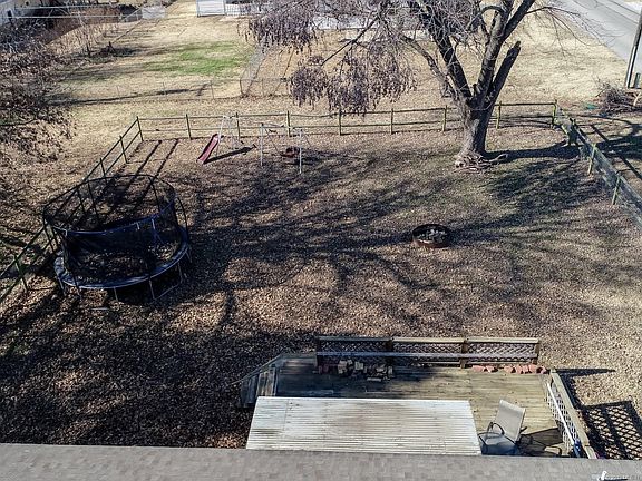 5th image of 827 N Sioux Ave