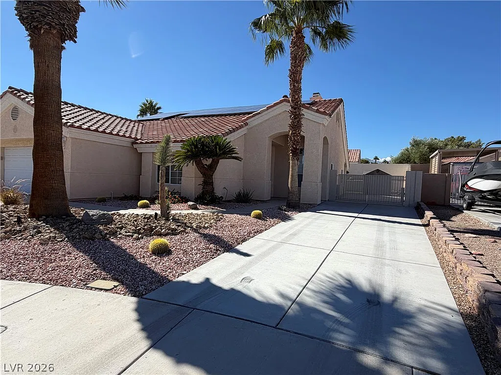 3 bed, 2.0 bath, 2105 sqft, $2,275 — Photo 2
