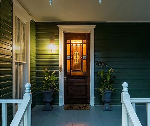3rd image of 608 W Lang St
