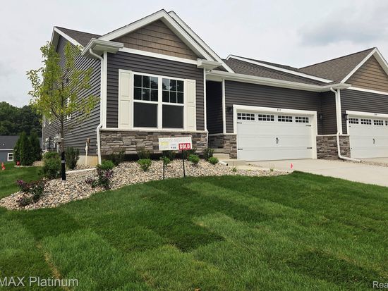 856 Oakwood Cir #44, Fenton, MI 48430