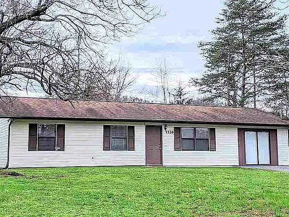 3 bed, 1.5 bath, 1296 sqft, $2,100 — Photo 3