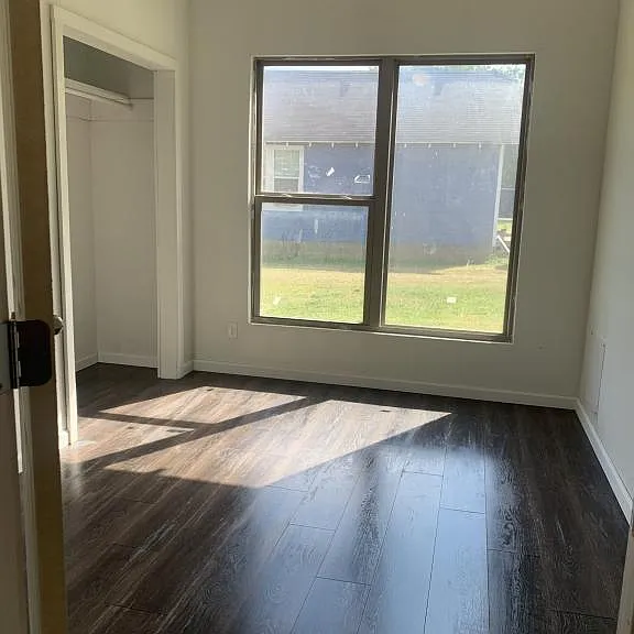 225 N Elm St — Photo 3
