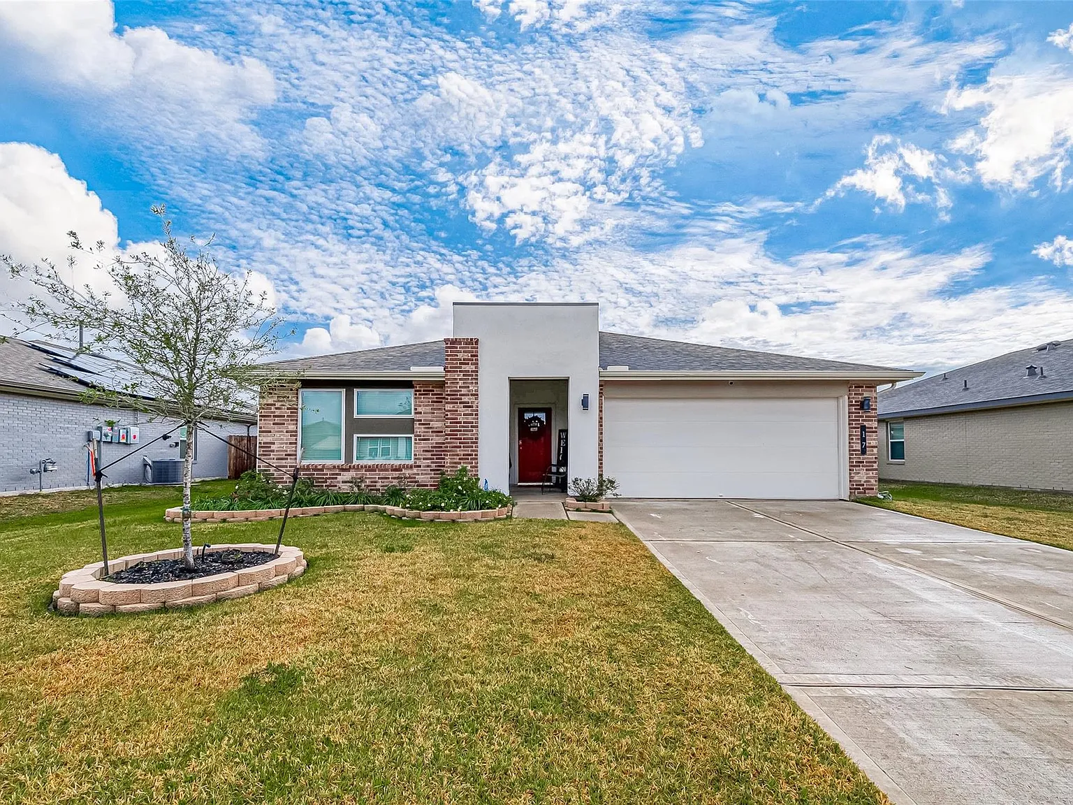 4 bed, 2.0 bath, 2032 sqft, $2,400 — Photo 2