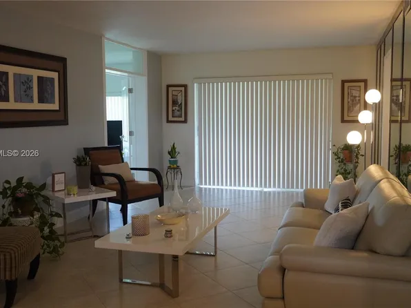 800 S Hollybrook Dr APT 305, Pembroke Pines, FL 33025