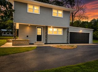 1401 Oakleaf Dr, Saint Anne, IL 60964