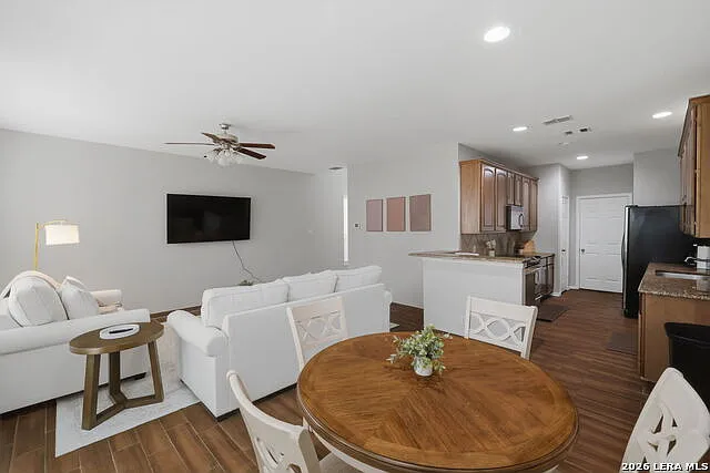 3 bed, 2.5 bath, 1720 sqft, $3,200 — Photo 4