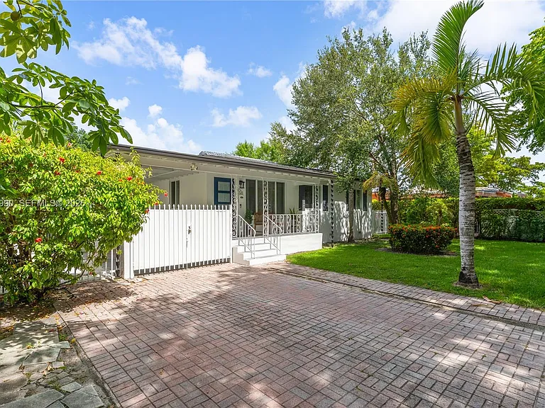 2031 SW 66th Ave — Photo 3
