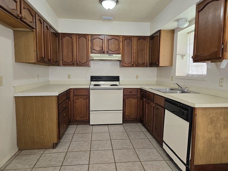 2nd image of 110 Las Palmas St APT 1
