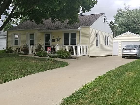 2nd image of 2912 N Victoria Ave