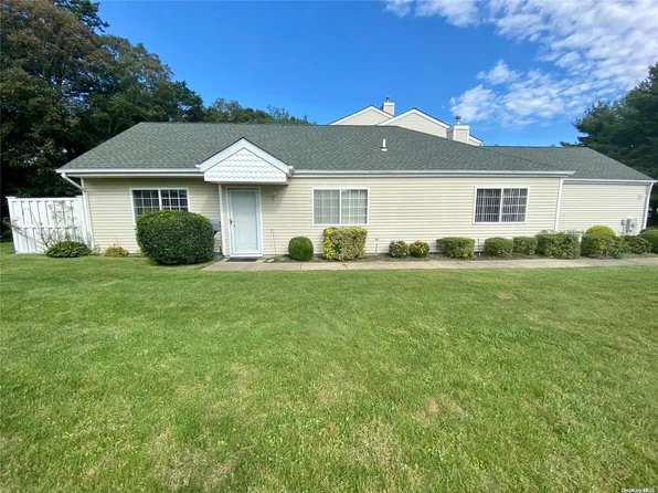 177 Gothic Circle #177, Manorville, NY 11949