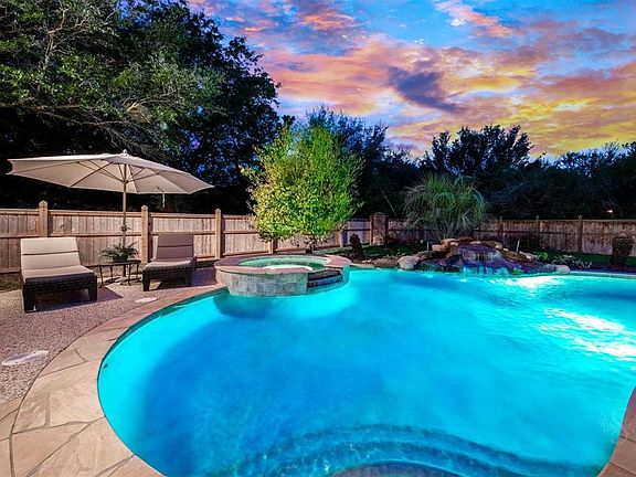 Located in the award-winning maset planned community of Grand Lakes, 22130 Oakcreek Hollow is convenient to shopping, nearby lakes and parks as well as Bayou walking/hiking paths.