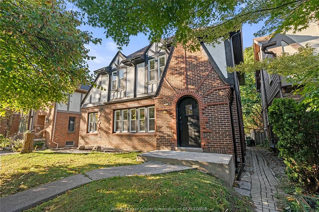 2163 Victoria Ave photo 1
