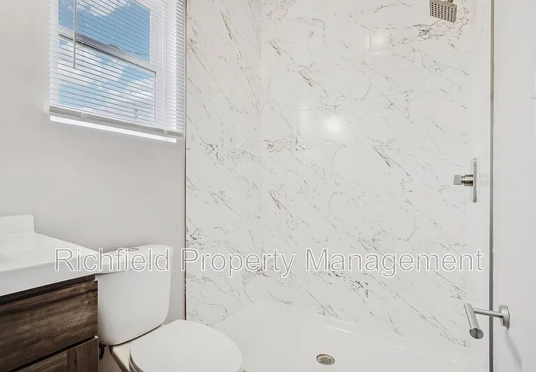 2034A E Maryland St — Photo 34