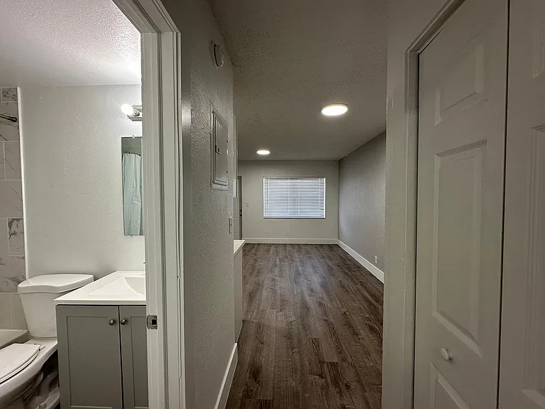 3660 NE 6th Ave #3 — Photo 5