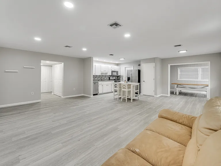 390 Needle Blvd — Photo 3