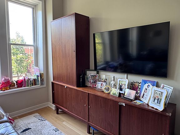 2nd image of 2537 W Walton St #2