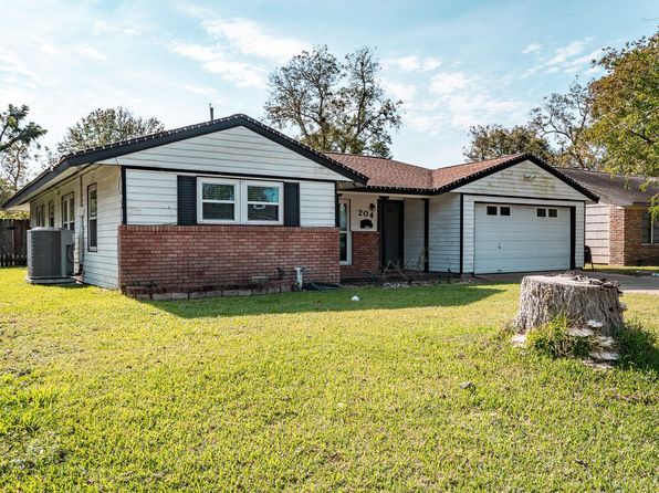 204 Carnation St, Lake Jackson, TX 77566