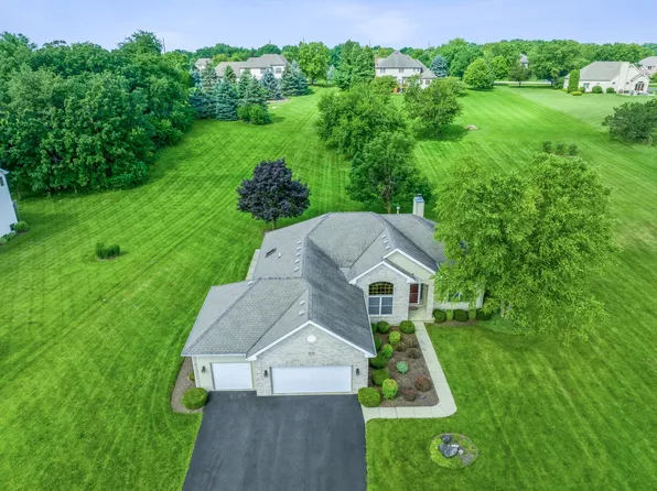 10N744 Oak Ridge Dr, Elgin, IL 60124