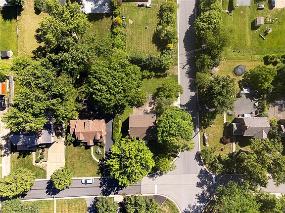 2nd image of 579 Oxford Blvd