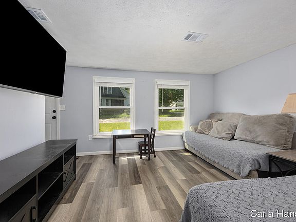 5th image of 305 Crescent St