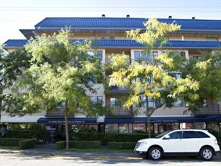 Hilltop Court Apartments — Photo 8